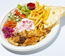 Двойная шаверма на тарелке с курицей