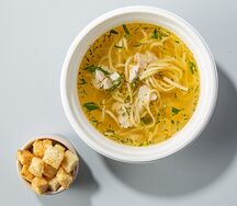 Куриный суп с лапшой и сухариками