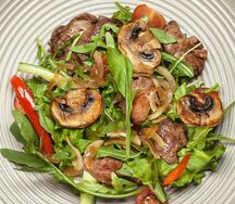 Теплый салат с куриной печенью