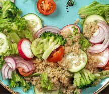 Салат с киноа и овощами