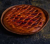 Пирог с яблоком и брусникой