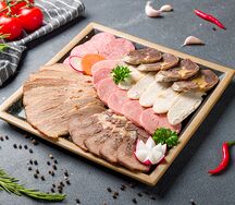 Ассорти из мясных деликатесов