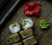 Кальмар яичный с соусом спайси