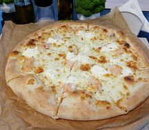 Пицца с лососем и сливочным сыром