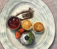 Сырники со свежими ягодами и сметаной
