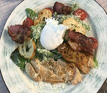 Цезарь с курицей и яйцом пашот