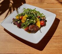 Салат с куриной печенью и малиновым соусом
