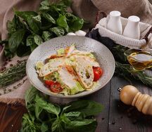 Салат Цезарь с курицей