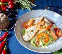 Салат Цезарь с тигровой креветкой