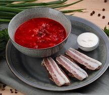 Борщ со сметаной и гренками с салом