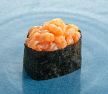 Суши с острым лососем