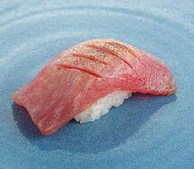 Суши с опаленным тунцом