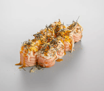 Ролл с опаленным лососем и крабом