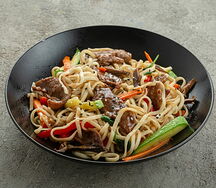 Удон с говядиной с перечным соусом