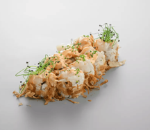 Ролл с лососем, угрем и тартаром из гребешка