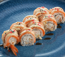 Ролл с опаленным лососем и креветкой