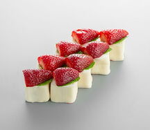 Сладкий ролл с клубникой