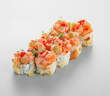 Ролл с опаленным лососем и миндалем