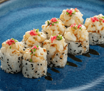 Ролл с опаленным гребешком в чесночном соусе