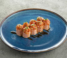 Опаленный ролл с лососем и тартаром из лосося шичими