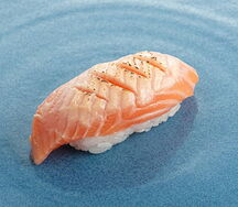 Суши с опаленным лососем