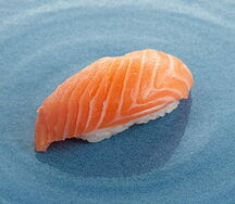 Суши с лососем