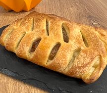 Булочка слоёная с яблоком