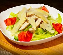Салат Цезарь с курицей