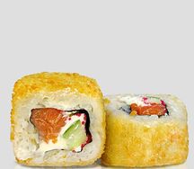 Жареный ролл с лососем