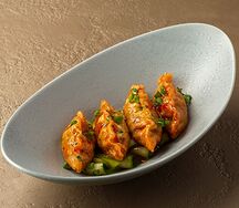 Дамплинги с мясом, креветками и овощами