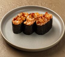 Суши, запечённые под соусом спайси с лососем