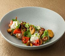 Салат с грибами в соусе свит чили