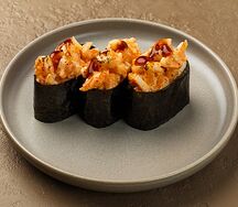 Суши, запечённые под соусом спайси с креветкой