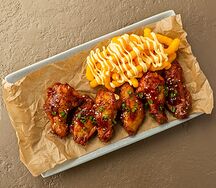 Острые крылья барбекю с сырными чипсами Читос