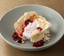 Воздушная меренга с вишней