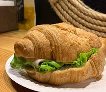 Круассан с моцареллой, овощами и соусом песто
