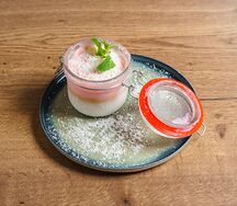 Трехслойный кокосовый десерт с семенами чиа и манго