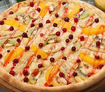 Сладкая пицца с фруктами и шоколадом