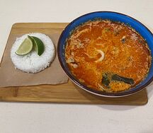 Том ям с курицей и кокосовым молоком