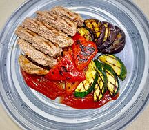 Бифштекс с овощами гриль