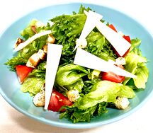 Салат цезарь с хрустящей курицей