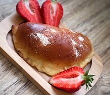 Булочка с клубникой
