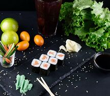 Ролл маки с лососем