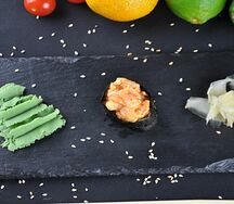 Гункан с креветкой спайси