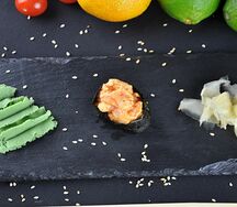 Гункан с лососем спайси