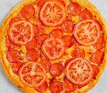 Пицца пепперони с томатами