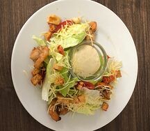 Салат Цезарь с креветками