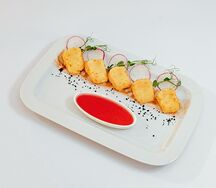 Камамбер с брусничным соусом