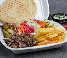 Шаверма с говядиной на тарелке