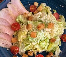 Салат Цезарь с курицей